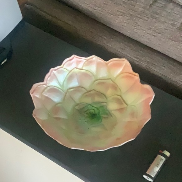 Large flower textured bowl - Picture 4 of 4